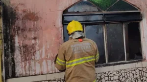 Mulher briga com namorado e coloca fogo na pr&oacute;pria casa