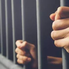 Nova Serrana: Jovem é preso após furto de jaquetas em estabelecimento comercial