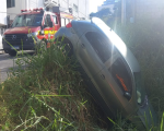 Carro cai em barranco na Avenida JK em Divinópolis