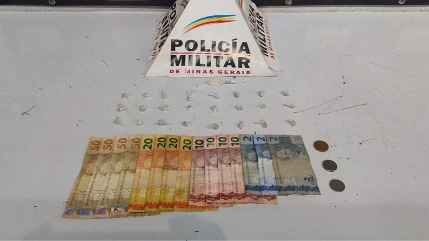 Dupla &eacute; detida com drogas na Vila Belo Horizonte, em Divin&oacute;polis