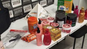 Homem furta chocolate e hidratantes em farmácias e é preso em Divinópolis