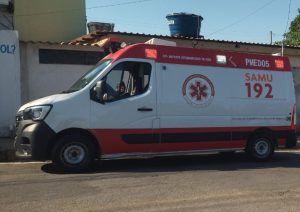 Idosa fica ferida após bater carro contra poste em Divinópolis