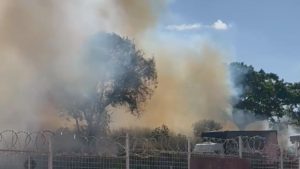 Inc&ecirc;ndio atinge margens da MG-050, em Divin&oacute;polis