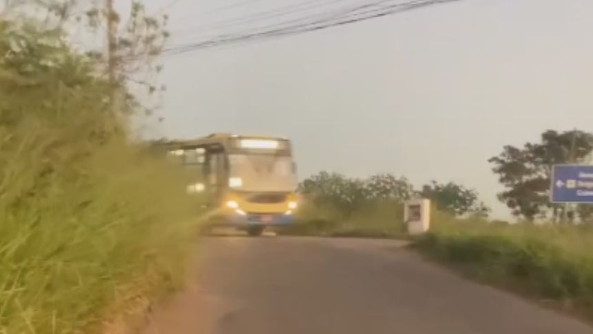 Morador denuncia mato alto e "bota-fora" na regi&atilde;o do Aeroporto de Divin&oacute;polis