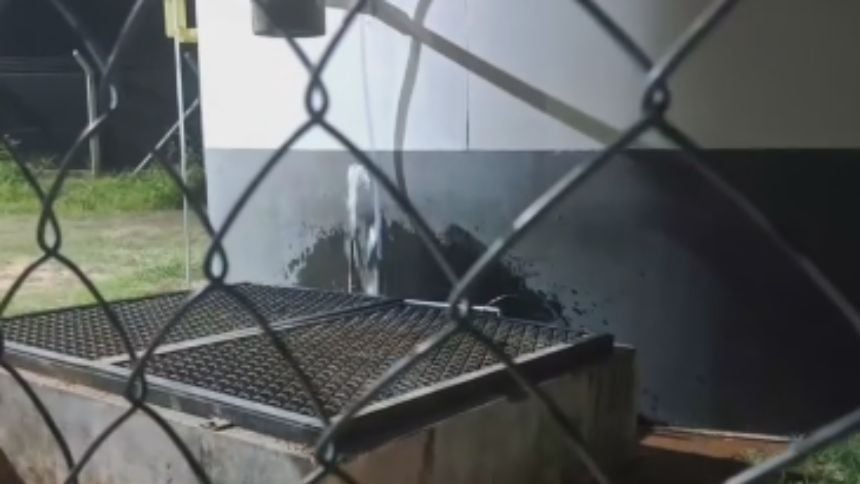 Morador registra vazamento de água no Liberdade, em Divinópolis