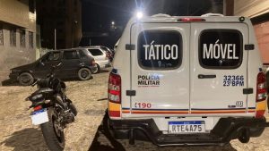 Trio é preso com drogas e motocicleta furtada em Divinópolis