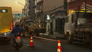 Trânsito parcialmente interditado na Av Paraná no Centro de Divinópolis