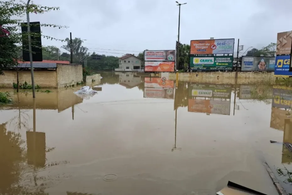 Santa Catarina é castigada pelas chuvas; centenas de pessoas estão desabrigadas