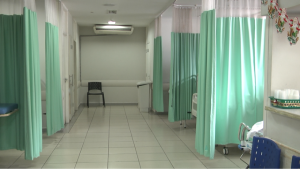 Aguardando vaga h&aacute; 20 dias, idosa contrai pneumonia na UPA de Divin&oacute;polis