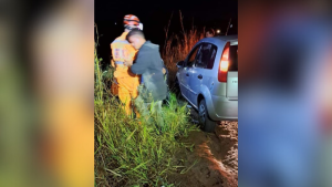 V&Iacute;DEO: Duas pessoas ficam feridas ap&oacute;s acidente entre carro e moto em Divin&oacute;polis