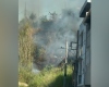 Veja vídeo: Bombeiros combatem incêndio em terreno no Alto São Vicente