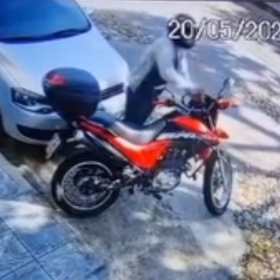 Veja vídeo; moto é furtada no bairro Santo Antônio