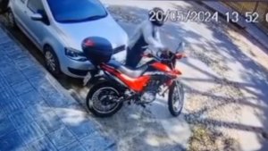 Veja vídeo; moto é furtada no bairro Santo Antônio