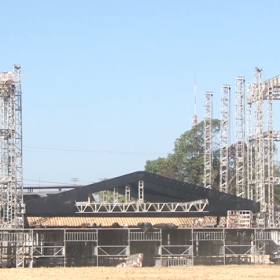 Profissionais finalizam últimos detalhes da estrutura do Parque de Exposições