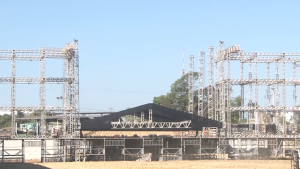 Profissionais finalizam &uacute;ltimos detalhes da estrutura do Parque de Exposi&ccedil;&otilde;es