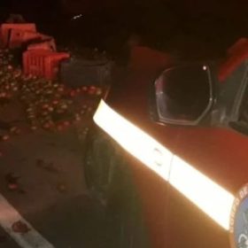 Itapecerica: Motorista morre após caminhão carregado com tomates tombar na BR-494