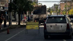 Obra da Copasa deixa trânsito lento no Centro de Divinópolis