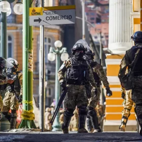 Diante de tentativa de golpe na Bolívia, Arce troca comando militar