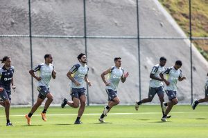 Galo vai enfrentar o Bahia com d&uacute;vida na zaga.