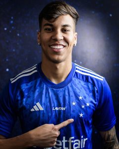 Tem atacante na &aacute;rea. Cruzeiro anuncia Kaio Jorge.