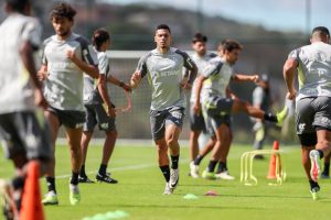 Mesmo desfalcado, Galo acredita na for&ccedil;a do elenco.