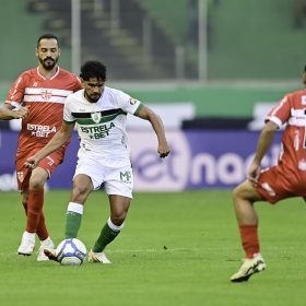 Coelho vence CRB e continua l&iacute;der da s&eacute;rie B.