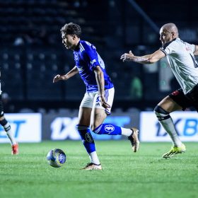 Sem o seu camisa 10, Cruzeiro empata com o Vasco.