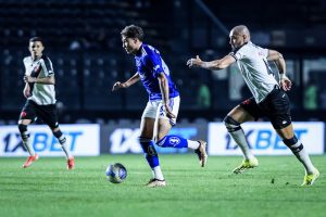 Sem o seu camisa 10, Cruzeiro empata com o Vasco.