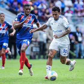 Após expulsão, Cruzeiro é goleado pelo Bahia.