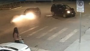 Vídeo: Motorista bate em carro e foge de acidente em Arcos