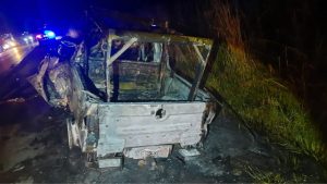 Carro bate em carreta e motorista morre carbonizado na BR-262