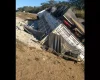 Nova Serrana: Caminhão carregado com sacos de cimento tomba na BR-262