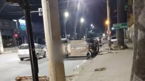 Carro capota na av. Autorama em Divin&oacute;polis
