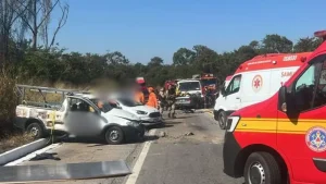 A Central de Regulação do Samu recebeu chamado às 09h50 desta quarta-feira (26), para atendimento de um acidente que envolveu carros e um caminhão, na BR-494, próximo ao km 19, em Divinópolis.