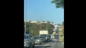 Dois acidentes no mesmo trecho deixam tr&acirc;nsito lento em Divin&oacute;polis