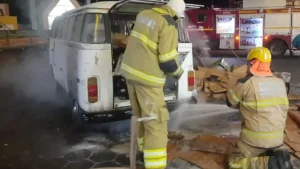 Formiga: Kombi pega fogo em Posto de Combust&iacute;veis