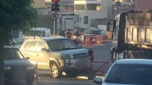 Carro bate em mureta na ponte do Niter&oacute;i