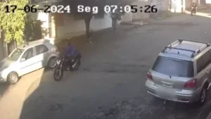 Dupla tenta furtar a mesma moto duas vezes em Divin&oacute;polis
