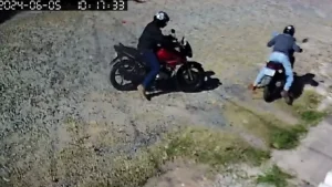 V&Iacute;DEO: Bandidos furtam moto no bairro Santa Rosa, em Divin&oacute;polis