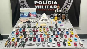 Ita&uacute;na: Dupla &eacute; presa com drogas e 90 miniaturas de ve&iacute;culos furtados