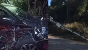Pitangui: Carros derrubam poste na BR-352
