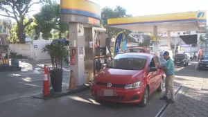 Divin&oacute;polis: Motoristas fazem fila para abastecer no 'Dia Livre de Impostos'