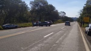 Batida entre carros deixa feridos na BR-494, em Cláudio