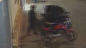 Câmera flagra furto de moto em Carmo do Cajuru