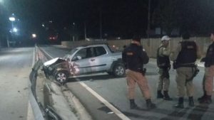 Homem morre ap&oacute;s ve&iacute;culo bater contra mureta na MG-050, em Divin&oacute;polis