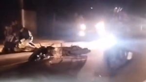 Motociclista fica ferido ap&oacute;s acidente em Ita&uacute;na; moradores relatam falta de ilumina&ccedil;&atilde;o