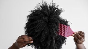 Mulher foi indenizada após ser orientada a prender cabelo para não ‘assustar clientes’