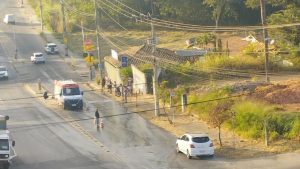 Vazamento de &aacute;gua gera acidentes no bairro S&atilde;o Roque, em Divin&oacute;polis