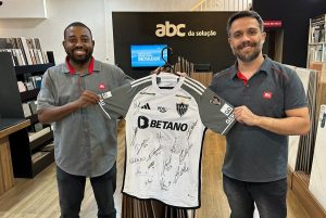 Camisa do jogador Cadu está exposta na Loja itinerante do Galo em Divinópolis