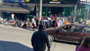 Caminhonete bate em poste na av. Paran&aacute;, em Divin&oacute;polis